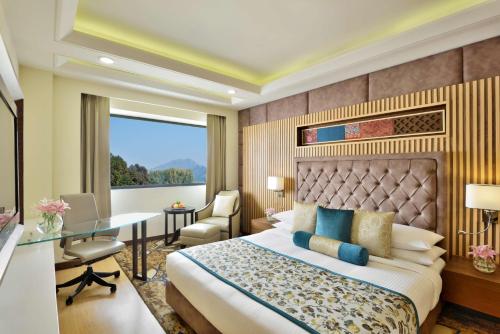 Postel nebo postele na pokoji v ubytování Radisson Srinagar