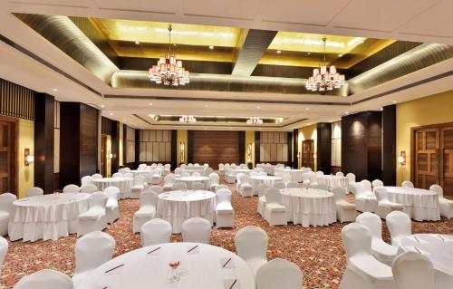 Restaurace v ubytování Radisson Blu Plaza Resort & Convention Centre Karjat