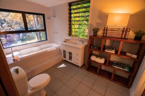 Vonios kambarys apgyvendinimo įstaigoje Whispering Valley Cottage Retreat