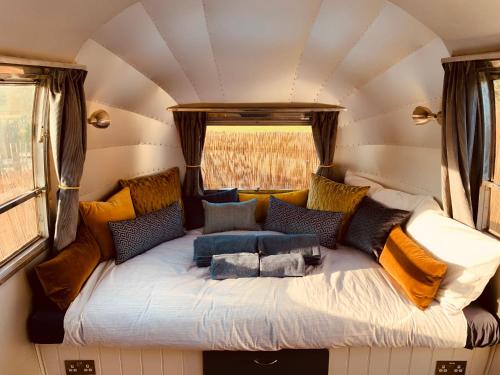 Tempat tidur dalam kamar di Vintage 1962 airstream