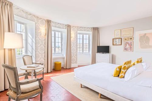 Кровать или кровати в номере Château de Mazan, BW Premier Collection by Best Western