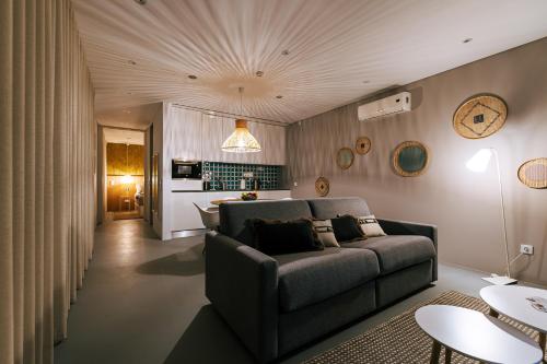 a living room with a couch and a kitchen at ALTO DA GARÇA - PRIME VILLAS & SPA in Nadadouro