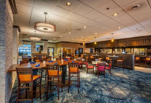 a restaurant with tables and chairs and a bar at Best Western Plus Strongsville Cleveland in Strongsville