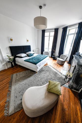 a living room with a bed and a couch at La Maison de Reina in Troyes