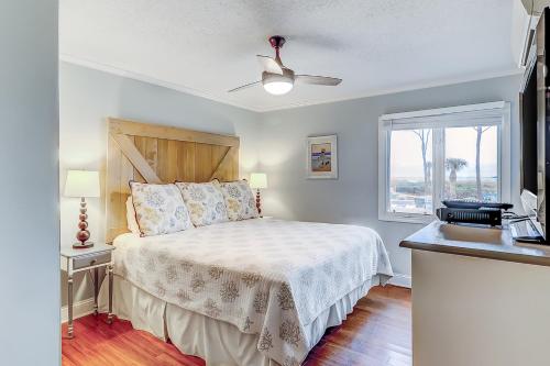 - une petite chambre avec un lit et une fenêtre dans l'établissement Beachwood Place 1H, à Île de Hilton-Head