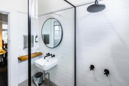 Un baño de The Oriental Hotel