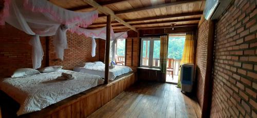 Tempat tidur dalam kamar di Eco Floor Bird Song Lodge