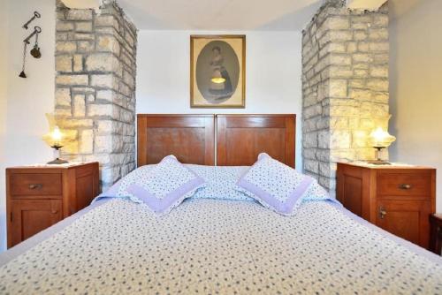 een slaapkamer met een groot bed met 2 kussens bij Holiday home Žarko - 50m to the sea in Pučišća