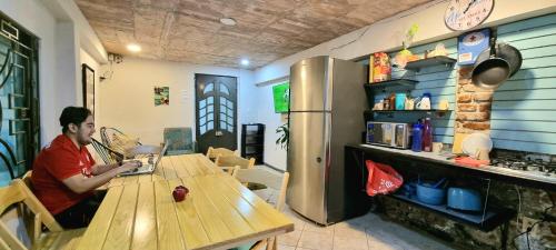 een man aan een tafel met een laptop bij HOM Roma in Mexico-Stad