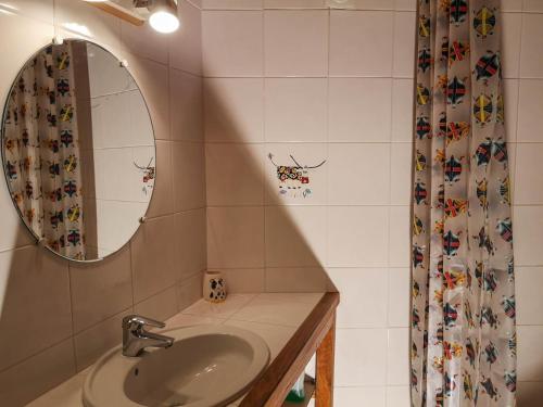 un baño con lavabo y espejo en Gite des Kathares, en Villeneuve dʼOlmes