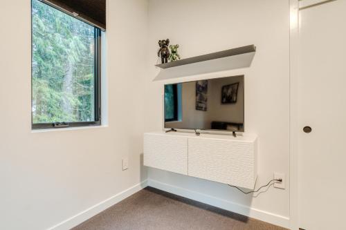 a room with a mirror and a window at Wyeast Trail in Government Camp