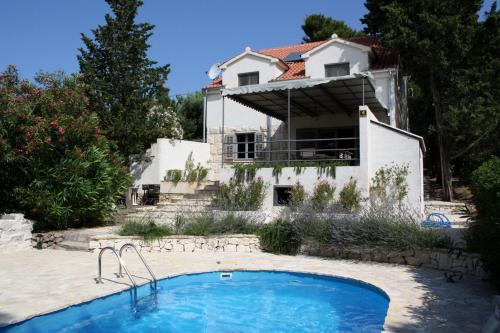 una casa con piscina frente a una casa en Villa Tamara, en Bol