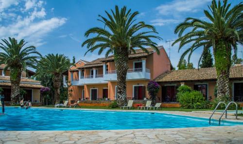 Kolam renang di atau di dekat Folies Corfu Town Hotel Apartments