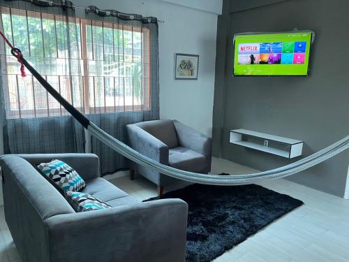 - un salon avec un canapé et une télévision dans l'établissement Lidxi Angela, à Juchitán de Zaragoza