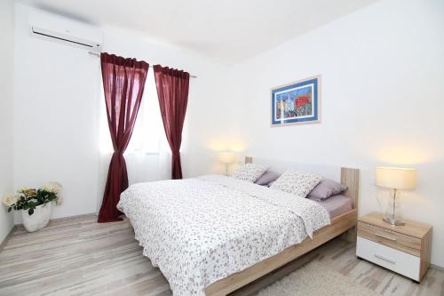 Postel nebo postele na pokoji v ubytování Apartment Anamarija - garden terrace