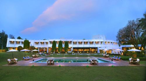 Der Swimmingpool an oder in der Nähe von Radisson Jass Hotel, Khajuraho