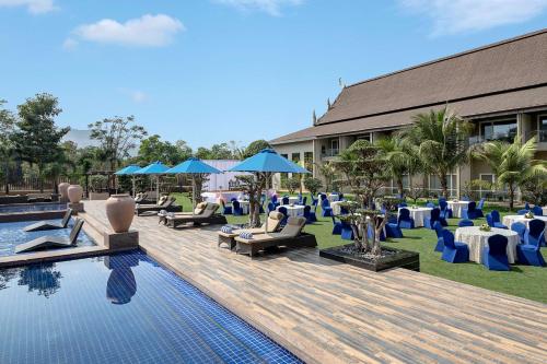 Bazén v ubytování Radisson Blu Plaza Resort & Convention Centre Karjat nebo v jeho okolí
