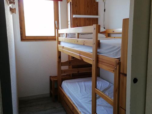 two bunk beds in a room with a window at Appartement Saint-François-Longchamp, 3 pièces, 4 personnes - FR-1-635-3 in Saint-François-Longchamp