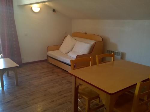 מיטה או מיטות בחדר ב-Appartement Saint-François-Longchamp, 2 pièces, 4 personnes - FR-1-635-40