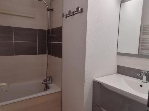 uma casa de banho com um chuveiro, um lavatório e uma banheira em Appartement Saint-François-Longchamp, 3 pièces, 4 personnes - FR-1-635-3 em Saint-François-Longchamp
