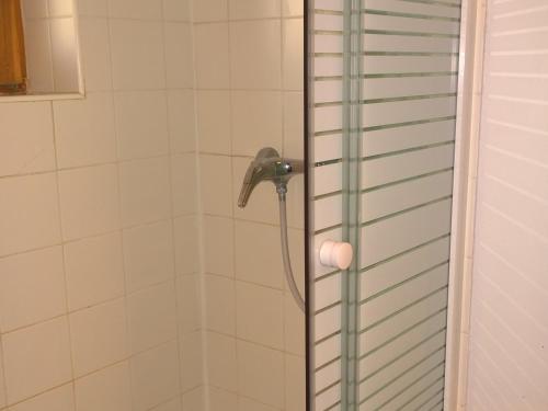 サン・フランソワ・ロンシャンにあるAppartement Saint-François-Longchamp, 2 pièces, 4 personnes - FR-1-635-27のバスルーム(シャワー、シャワーヘッド付)が備わります。
