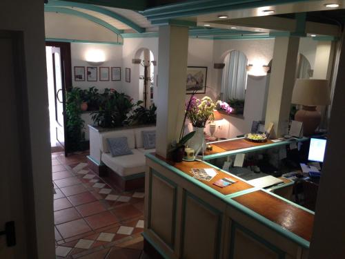 salon z recepcją i kanapą w obiekcie Hotel Terranova w mieście Olbia