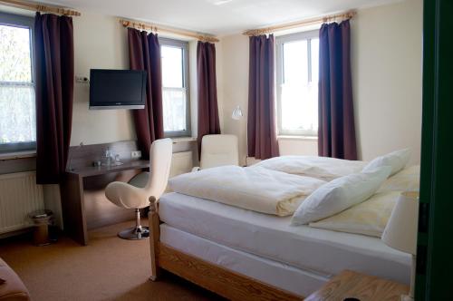 Een bed of bedden in een kamer bij Hotel - Restaurant Kastanienhof Lauingen