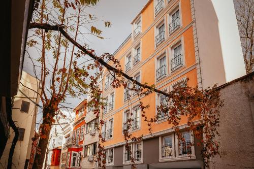 un edificio arancione e bianco su una strada di Galata Hill Hotel a Istanbul