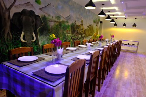 Ein Restaurant oder anderes Speiselokal in der Unterkunft Chalets Resort Masinagudi 