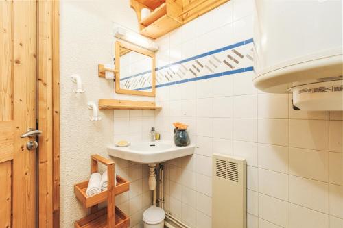 a bathroom with a sink and a mirror at Appartement les Dryades D92 Happy Rentals in Les Chavants