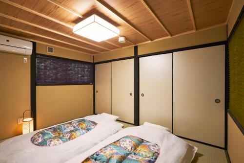 Кровать или кровати в номере Rinn Gion Yasakamae