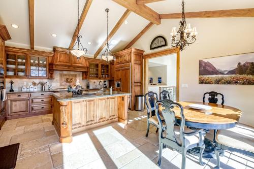 Kuchyň nebo kuchyňský kout v ubytování Alpine Luxury