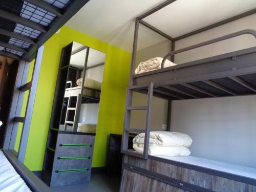 Tempat tidur susun dalam kamar di Brxxl 5 City Centre Hostel