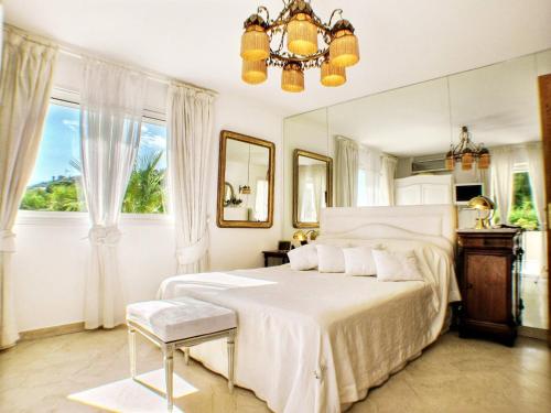 - une chambre blanche avec un lit et un lustre dans l'établissement Juan Les Pins Near Cannes Beaches 18-20 Guests, à Antibes