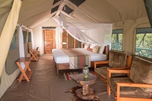 Un pat sau paturi într-o cameră la Twiga Safari Lodge