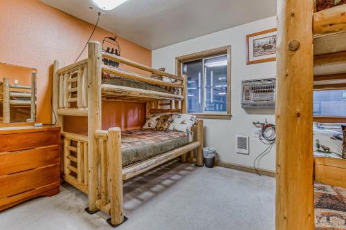Katil dua tingkat atau katil-katil dua tingkat dalam bilik di Alltitude Chalet