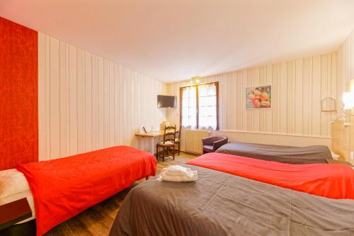 Llit o llits en una habitació de Logis Hôtel de France