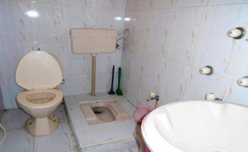 La petite salle de bains est pourvue de toilettes et d'un lavabo. dans l'établissement Vip Guest House, à Umarkot