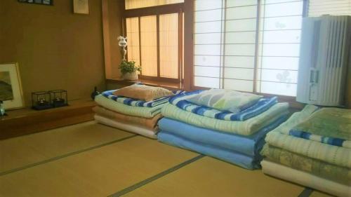1 Schlafzimmer mit 2 großen Betten in einem Zimmer in der Unterkunft AnBeeeNa in Akita