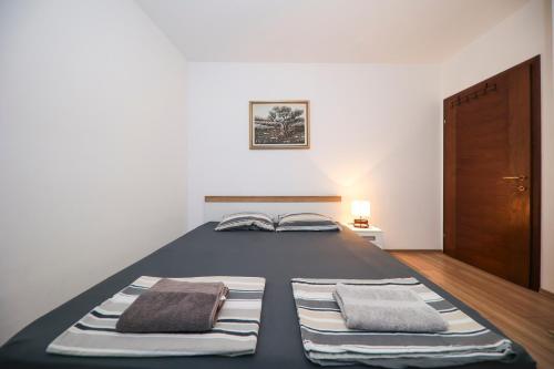 A bed or beds in a room at Apartman Murter