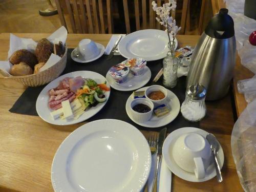 罗滕堡拜耶里切霍夫酒店的一张木桌，上面摆放着食物盘子