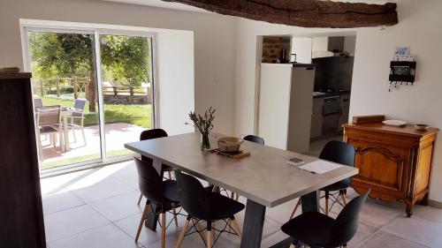 Gîte avec piscine entre Redon et la Roche Bernardにあるキッチンまたは簡易キッチン