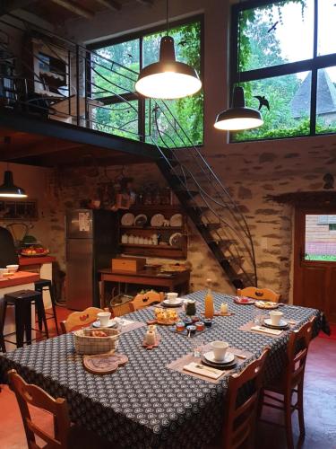 chambre et table d'hôtes La Grande Ourse في Sauveterre de Comminges: غرفة طعام مع طاولة عليها طعام