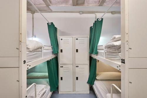 Katil atau katil-katil dalam bilik di Hola Hostal Collblanc