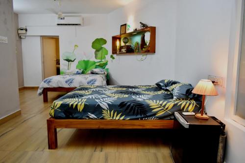 - un salon avec un lit et un canapé dans l'établissement LE SUNSHINE RESIDENCY, à Pondichéry