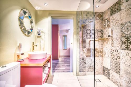La salle de bains est pourvue d'un lavabo et d'une douche. dans l'établissement Hotel Eden Park, à Velden am Wörther See
