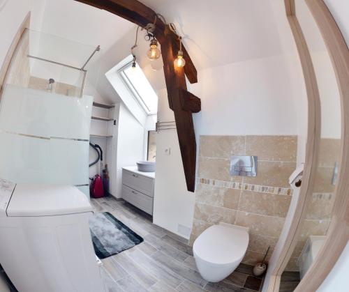 Gîte avec piscine entre Redon et la Roche Bernardにあるバスルーム