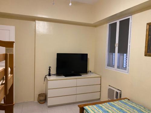 TV a/nebo společenská místnost v ubytování Pico de Loro 2BR Vacation Flat