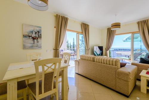 BnB Homes Ocean view Apartment with huge sunny Terrace, 2 Swimming pools & Tennis court