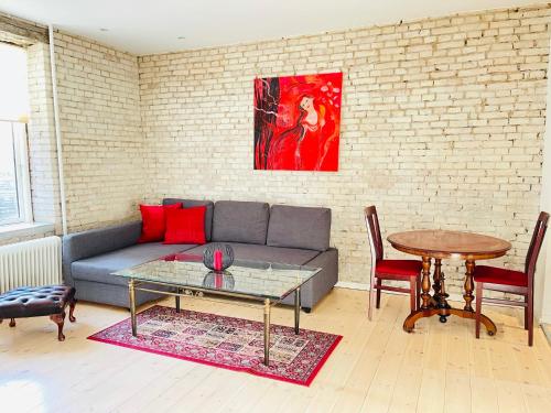sala de estar con sofá y mesa en aday - Central cozy and bright apartment, en Aalborg